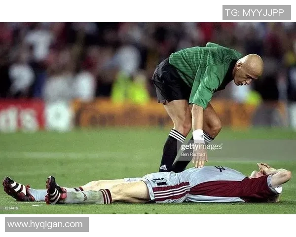 重温经典对决友谊赛曼联99传奇对阵拜仁传奇再掀足球激情